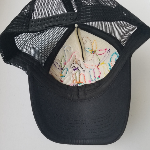 Embroidered hat - Picture 2 of 7